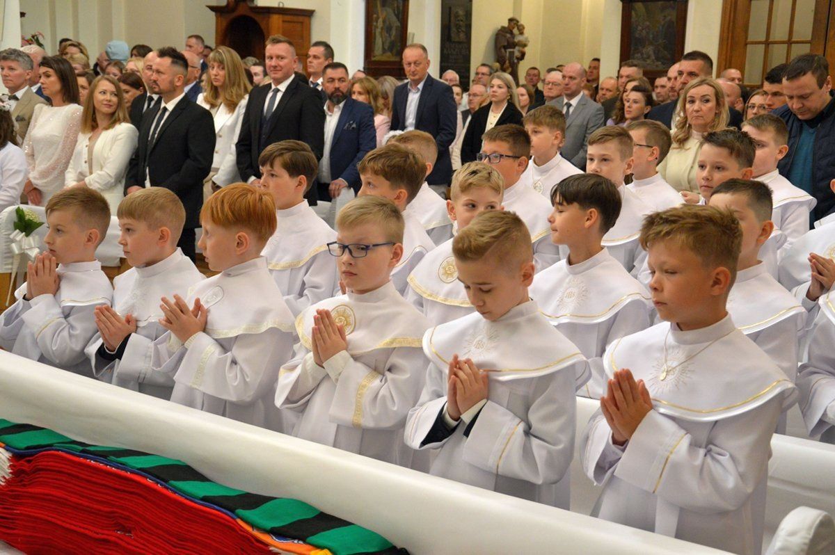 Dzieci i rodzice ze wzruszeniem uczestniczyły w religijnej uroczystości