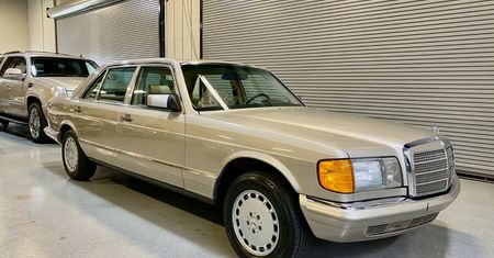 Ten 36-letni mercedes jest prawie nowy. Niski przebieg idzie w parze z rozsądną ceną