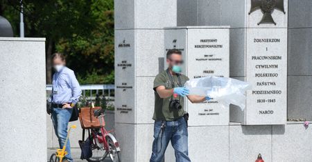 Warszawa. Mężczyzna podpalił się przed Sejmem