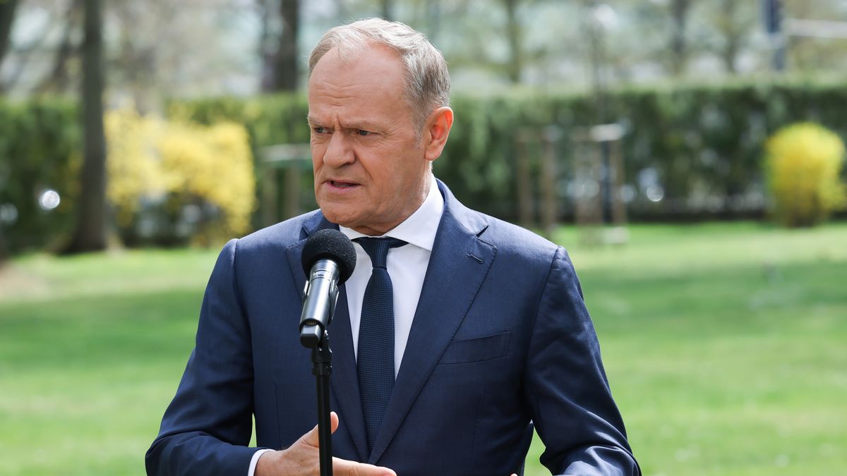 Warszawa, 17.04.2026. Premier Donald Tusk na konferencji prasowej przed siedzibą KPRM w Warszawie, 17 bm. (ad) PAP/Albert Zawada