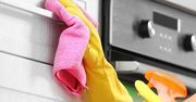 Tak usuniesz tłusty brud z kuchennych szafek. Zapomnij o żrących środkach