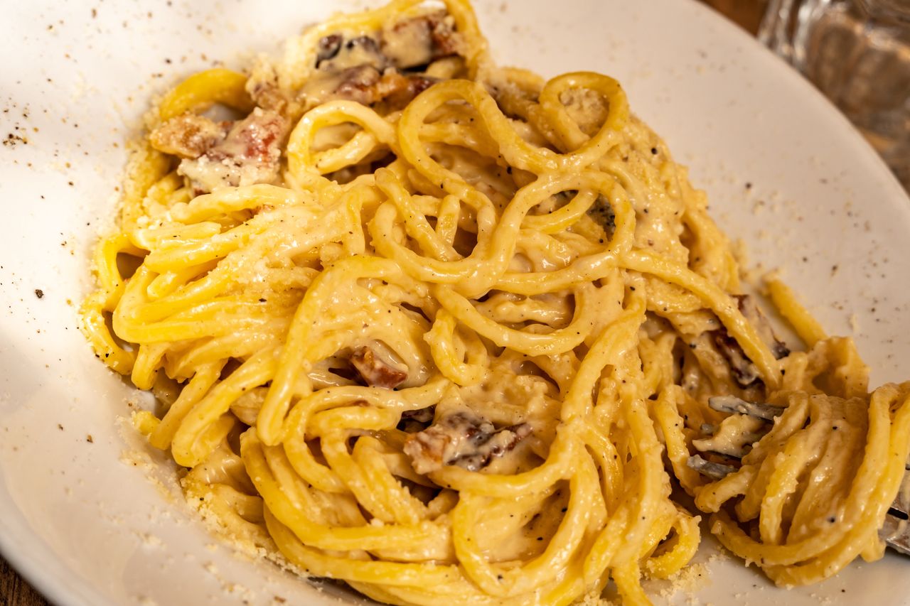Włoski klasyk w 10 minut. Jamie Oliver pokazał, jak gotuje oryginalną carbonarę