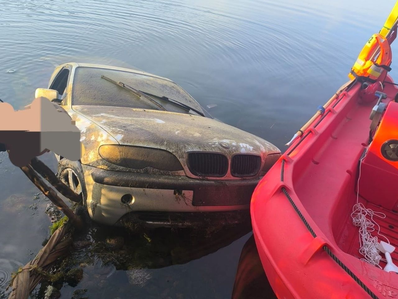 Kłecko: Pojechał wędkować na długi weekend. BMW stoczyło się do jeziora, właściciel o niczym nie wiedział