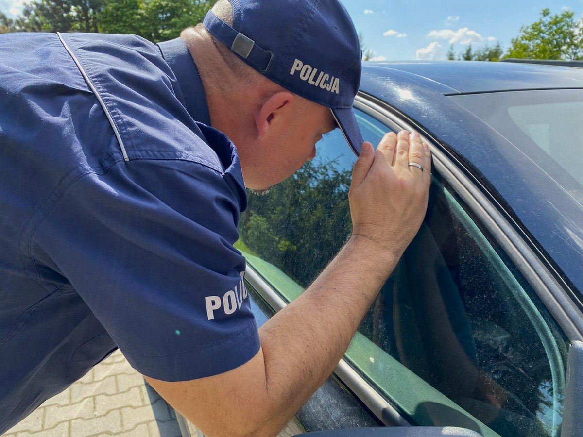Trzylatek zamknął się w samochodzie. Szybka akcja policji z Płońska uratowała dziecko