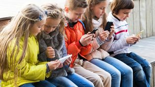 Koniec telefonów w szkołach? Od 1 września 2026 uczniowie muszą stosować nowe zasady