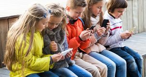 Koniec telefonów w szkołach? Od 1 września 2026 uczniowie muszą stosować nowe zasady