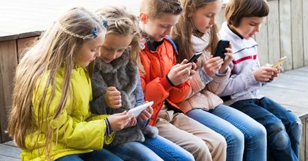 Koniec telefonów w szkołach? Od 1 września 2026 uczniowie muszą stosować nowe zasady