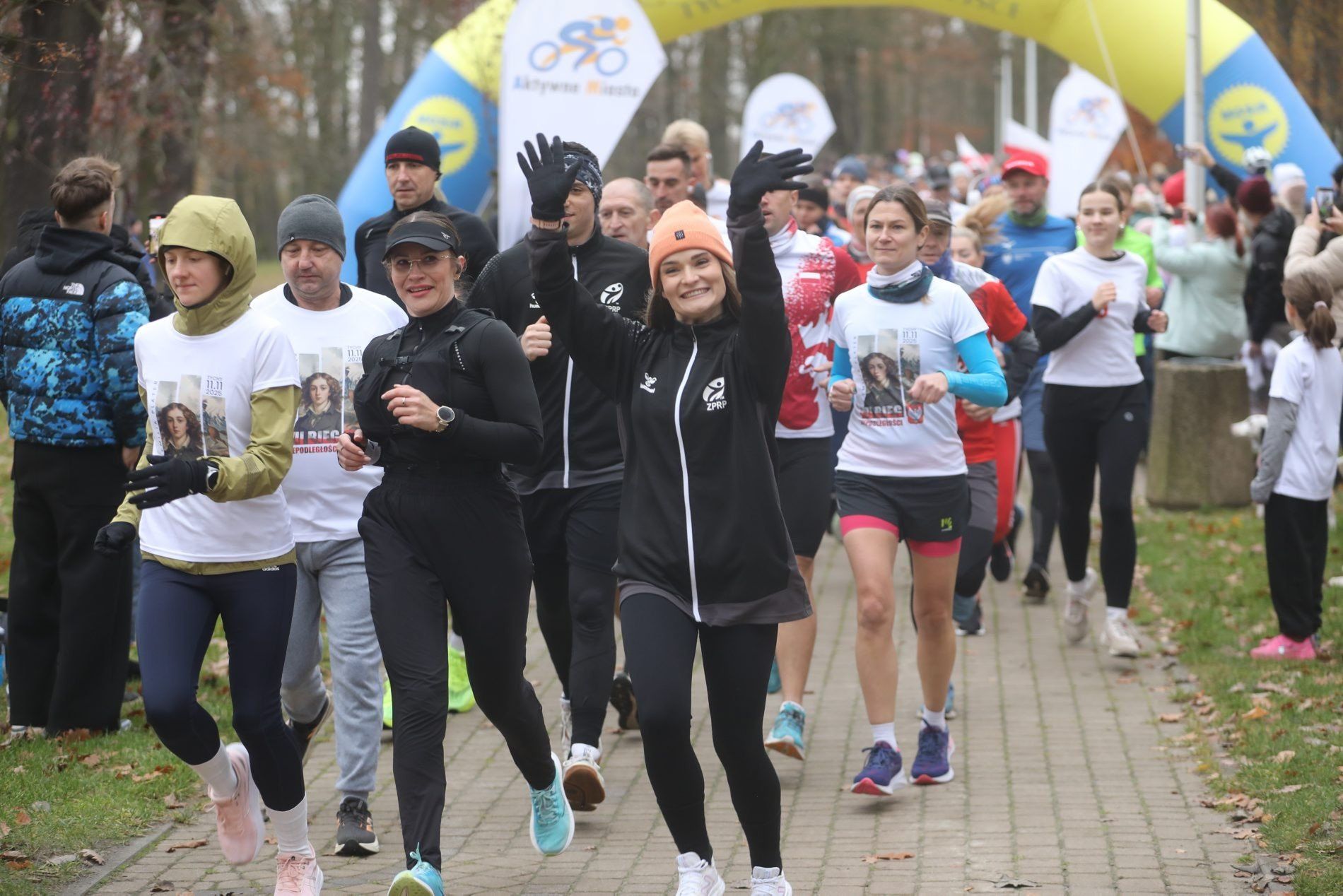 W VII Biegu Niepodległości w Tychach biegacze rywalizowali wokół Jeziora Paprocańskiego