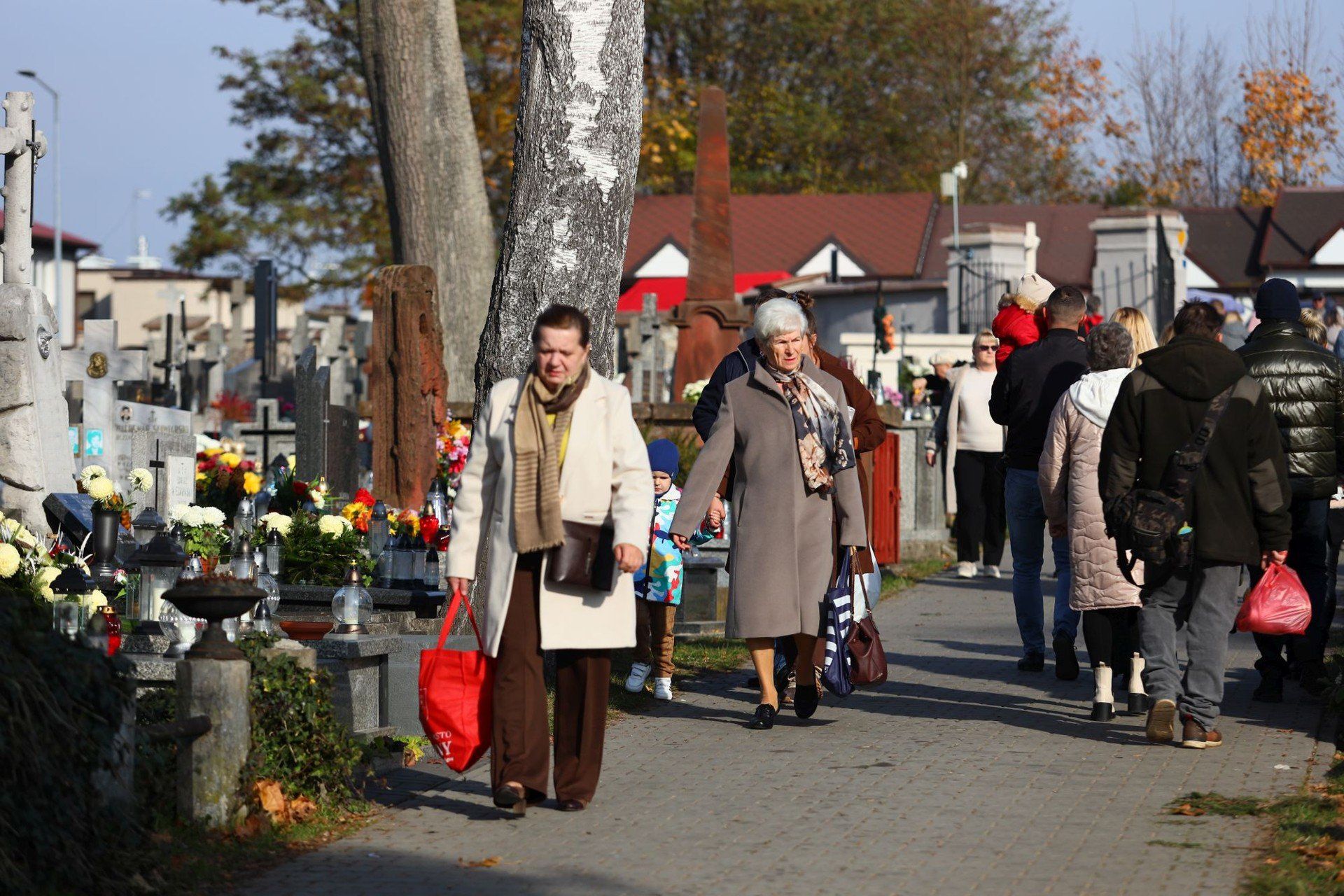 Mieszkańcy odwiedzali nagrobki bliskich. 