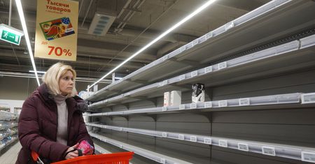 Cukrowa panika w Rosji. Dostawy znikają, zanim trafią na sklepowe półki