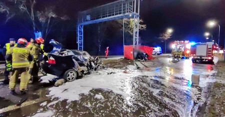 Bmw rozerwało na pół. Nie żyje młoda kobieta