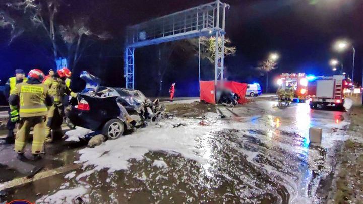 Koszmarny wypadek. Bmw rozpadło się na pół