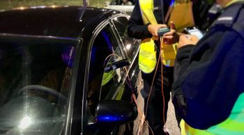 Poznań: Nielegalny zlot miłośników motoryzacji pod okiem policji. Mandaty, zatrzymania i jeden nietrzeźwy kierowca