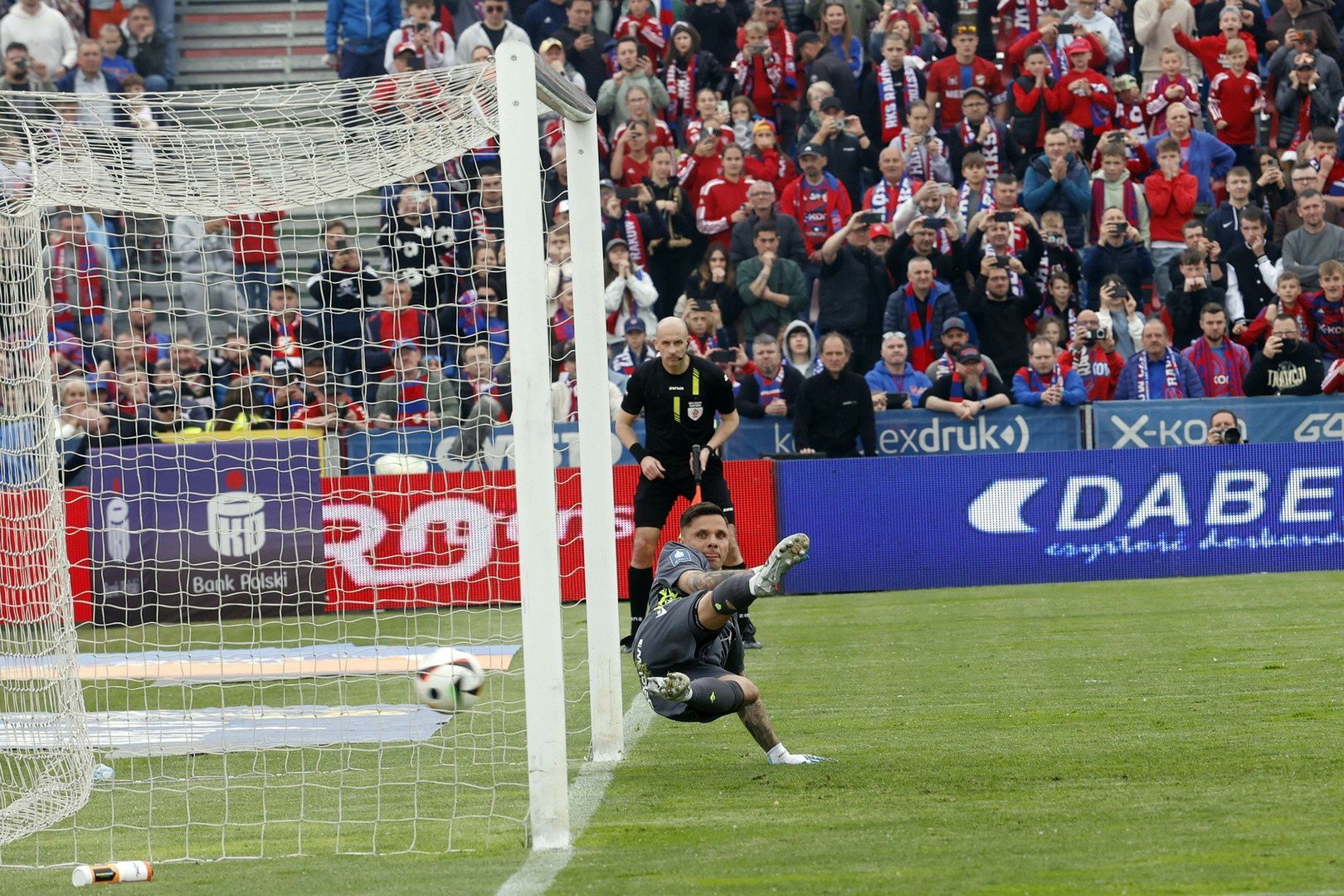 Rafał Gikiewicz (Widzew Łódź) - zagrał znakomite zawody przeciwko Rakowowi Częstochowa. Przy golach - bez szans, ale uratował drużynę prowadzoną przez Zeljko Sopicia, broniąc rzut karny wykonywany przez Patryka Makucha.