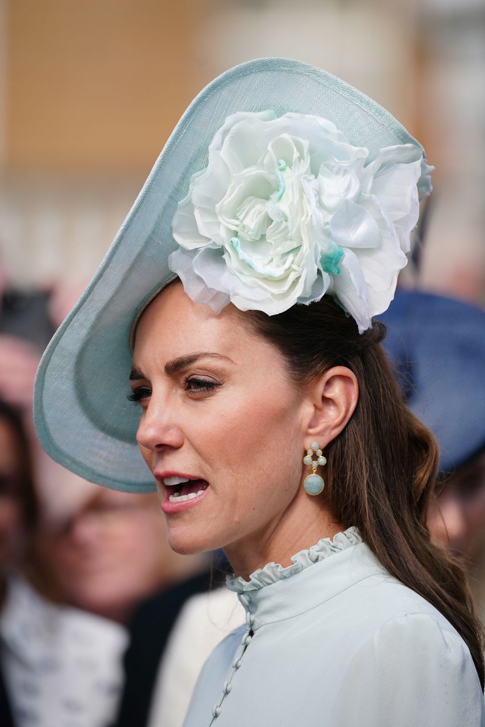 Kate Middleton z parasolką zabawia gości na królewskim bankiecie 