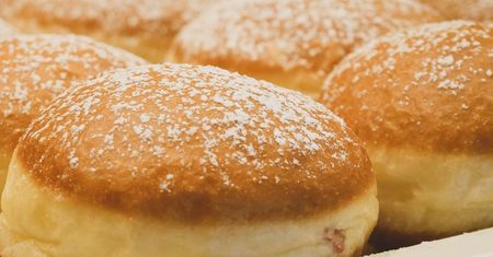 Biała obrączka wokół pączka? Cukiernik zdradził, co ona oznacza