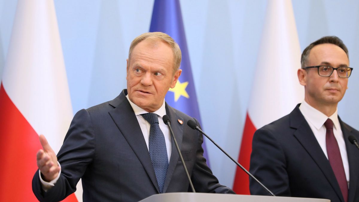 Premier Donald Tusk i minister infrastruktury Dariusz Klimczak