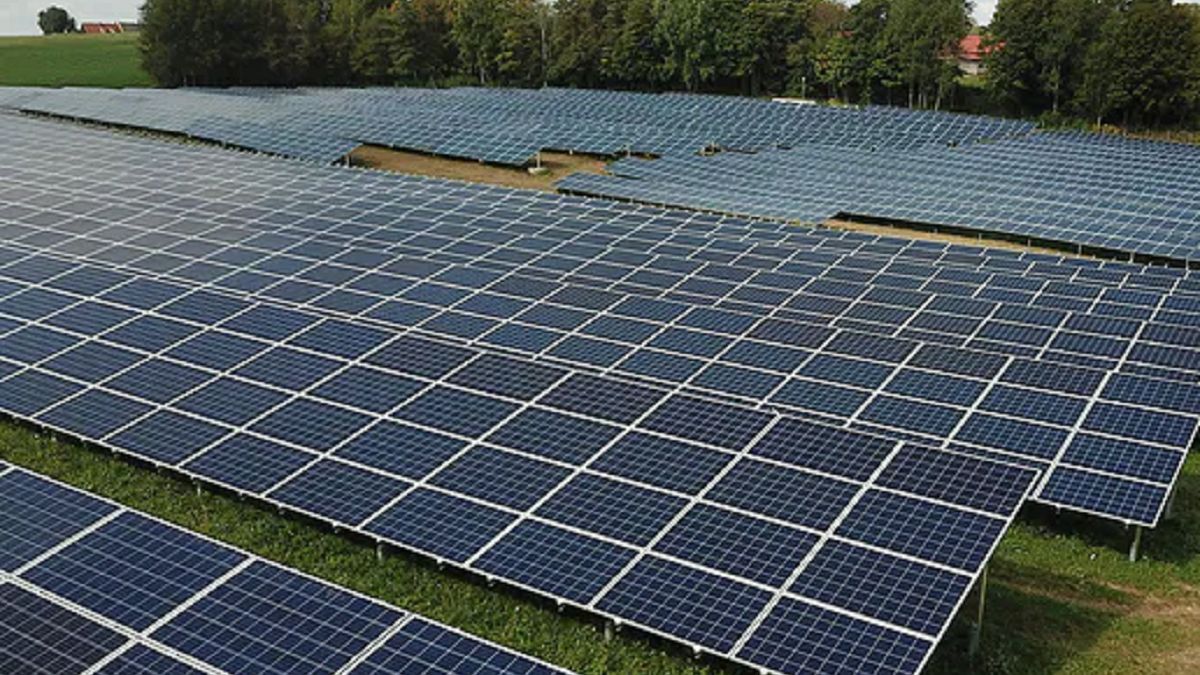 Farma fotowoltaiczna - zdjęcie ilustracyjne 