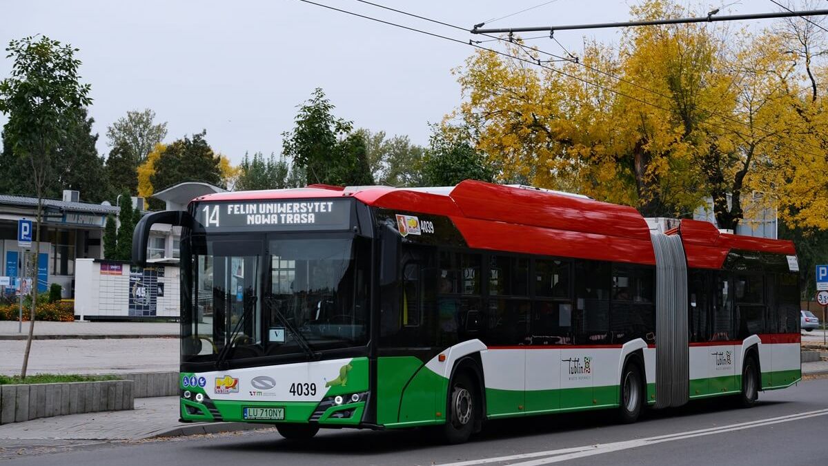Przegubowy autobus elektryczny na linii nr 14