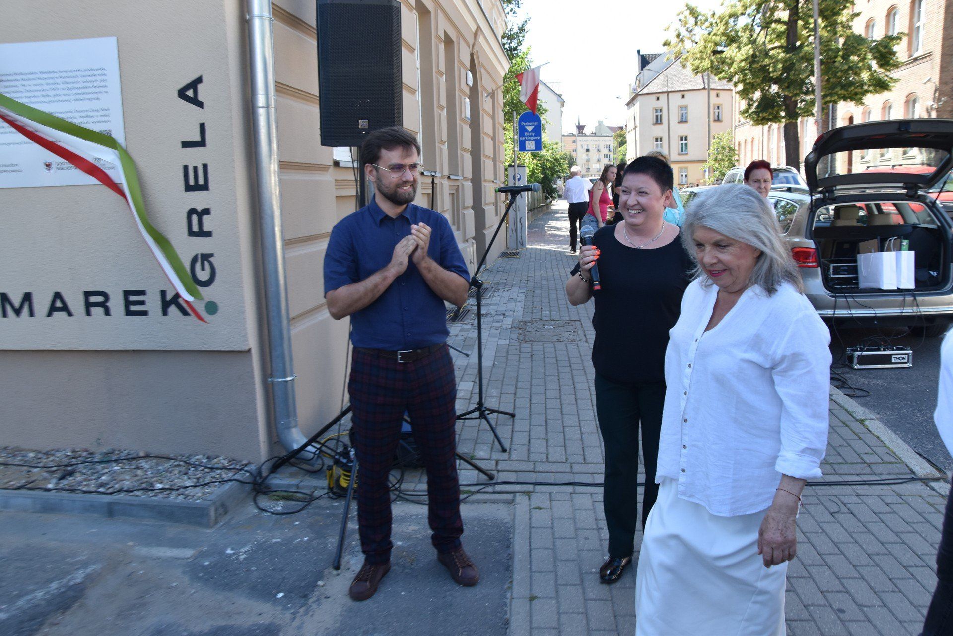 Mural Krystyny Prońko powstał naprzeciwko kamienicy przed głównym wejściem do Teatru Osterwy.