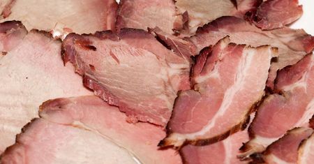 Cztery toksyczne substancje, które znajdziesz w wędlinach. Rujnują prace nerek