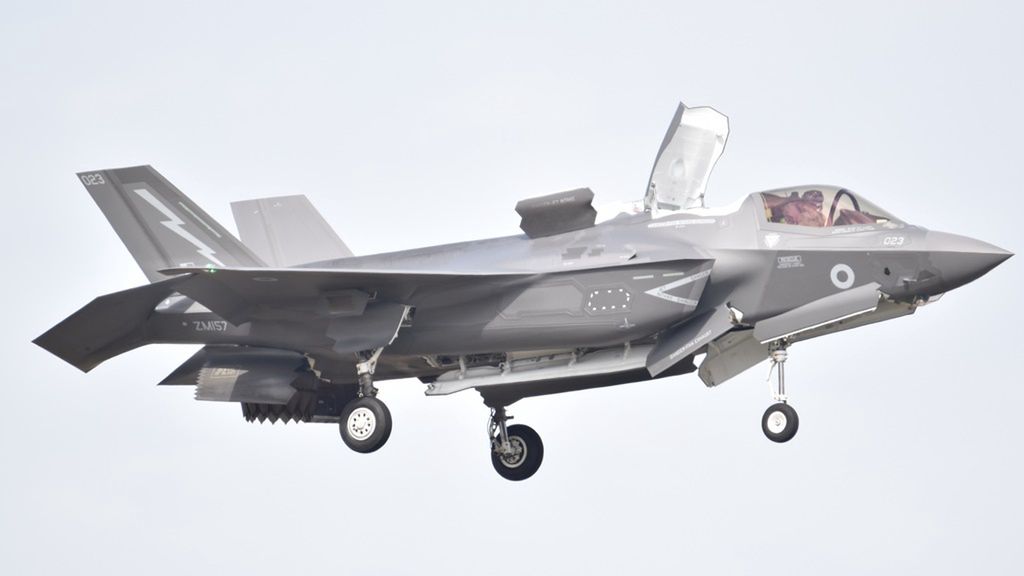 F-35B w zawisie. Ta zdolność jest możliwa kosztem zwrotności i i