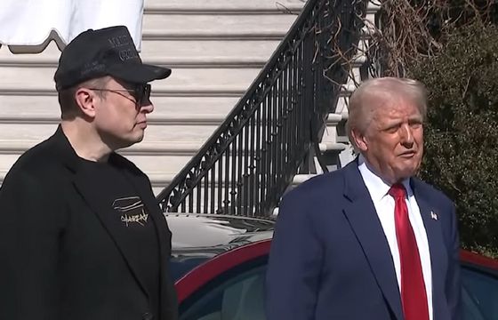 Donald Trump broni Tesli. „Złapiemy każdego, kto to robi”