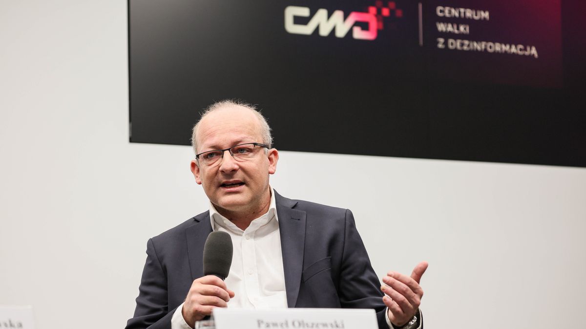 Warszawa, 28.10.2026. Wiceminister cyfryzacji, szef CWD Paweł Olszewski podczas śniadania prasowego Centrum Walki z Dezinformacją, 28 bm. w Centrum Prasowym PAP w Warszawie. (jm) PAP/Leszek Szymański