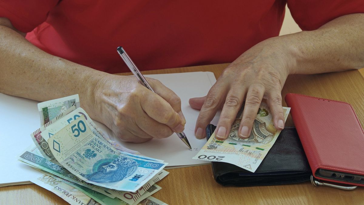 Stock Marek Bazak
Fot. Zofia i Marek Bazak/East News
N/z liczenie domowego budzetu - problemy finansowe w roku 2023.
ZOFIA BAZAK