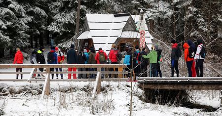Koronawirus. W góry albo na zakupy. Tak wyglądał miniony weekend. "Ludzie chcą normalności"