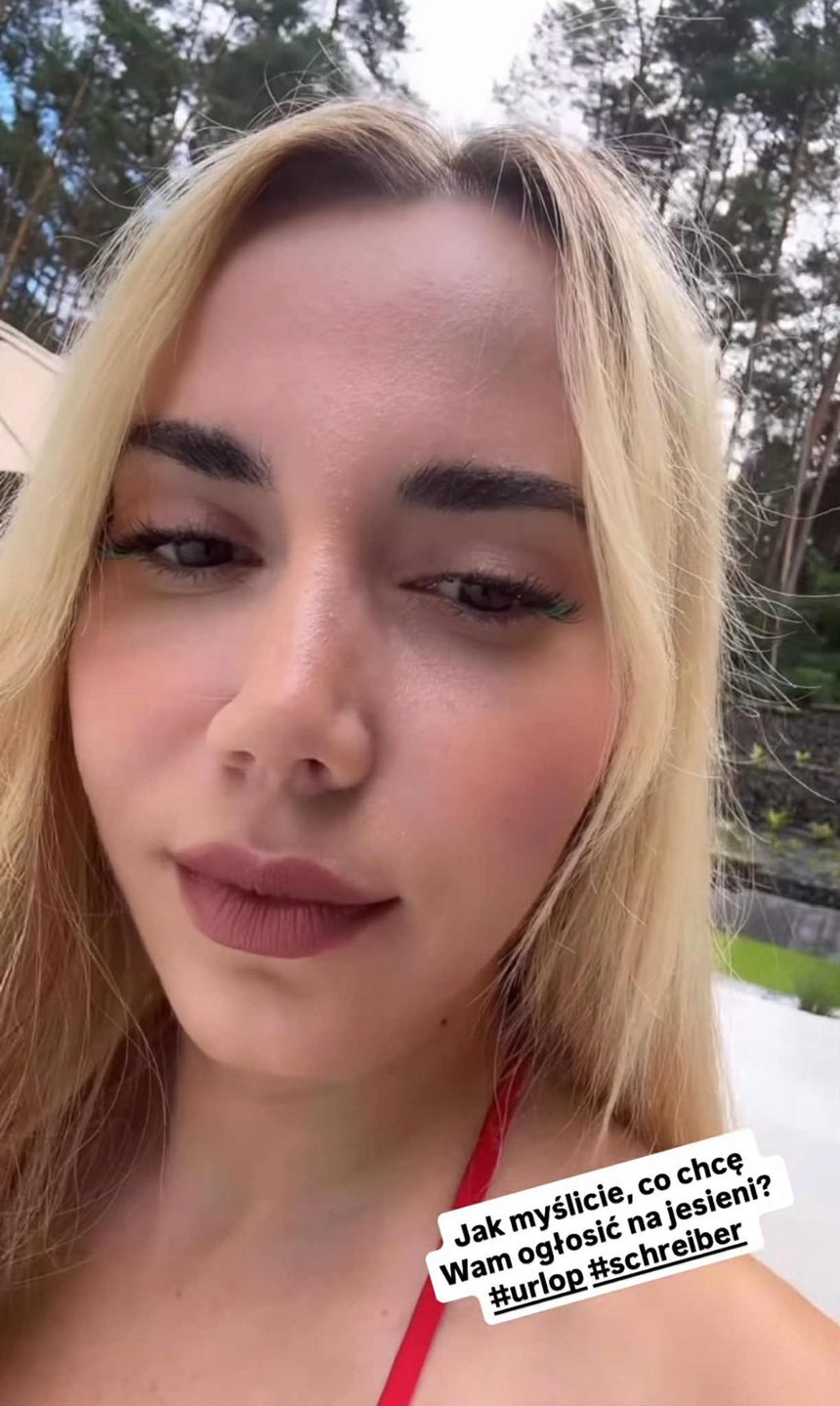 Odziana w bikini Marianna Schreiber wygina się w jacuzzi