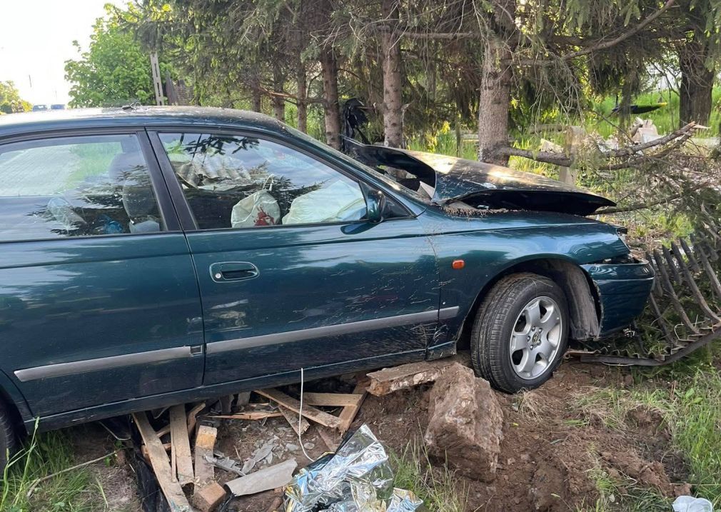 Wypadek w gminie Pawłów. Toyota uderzyła w ogrodzenie