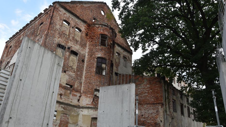 Działka z ruinami dawnego młyna Szancera to w tym momencie wielki plac budowy. Trwa budowa nowego budynku z pokojami hotelowymi a także realizowane są prace przy zabytkowej części, którą kilkukrotnie w ostatnich latach trawiły pożary
