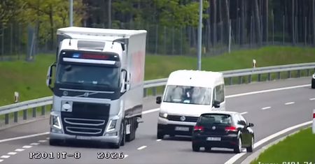 Nagranie mrozi krew w żyłach. Policja szuka kierowcy z S19