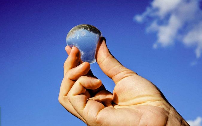 Kulka z wodą. Wynalazek laboratorium Skipping rocks