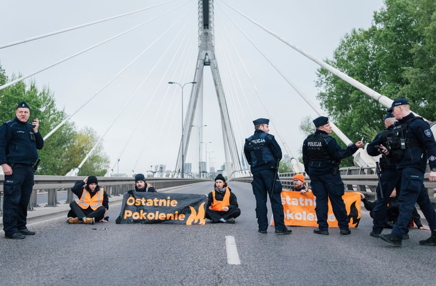 Last Generation activists strike again. This time, they block bridges in Warsaw