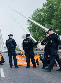 Last Generation activists strike again. This time, they block bridges in Warsaw