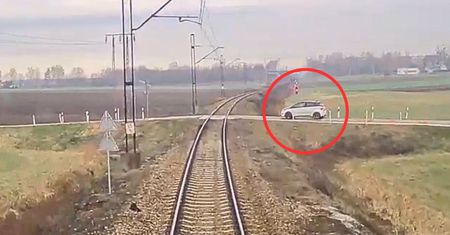 Jechał wprost pod pociąg. Nagranie z kabiny maszynisty