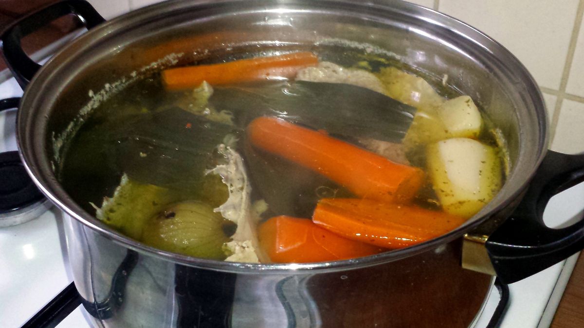 Długo gotowany rosół - kto nie powinien go jeść?