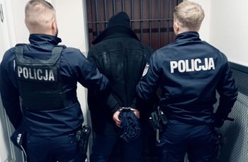 Komorniki: Spowodował kolizję i uciekł. Był poszukiwany listem gończym