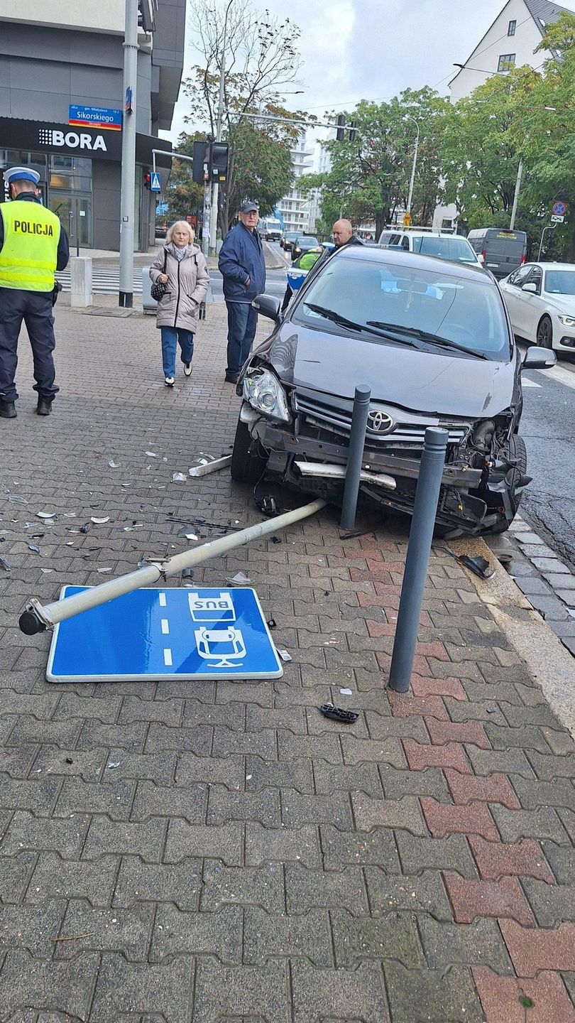 Samochód wypadł z jezdni na chodnik, skosił słupki i znaki.