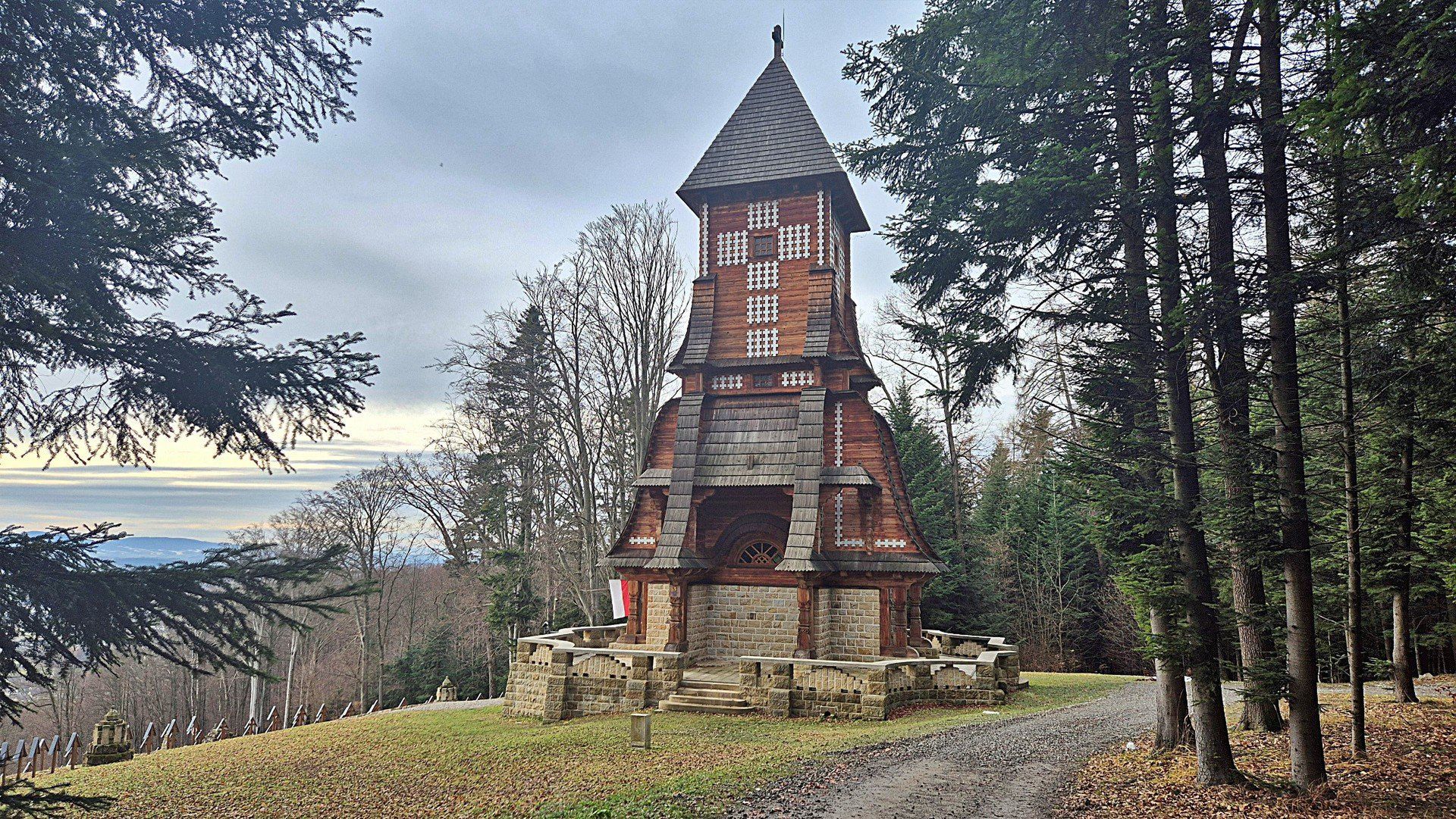 Cmentarz z czasów I wojny światowej nr 123 Łużna -Pustki dzięki dofinansowaniu Ministerstwa Kultury i Dziedzictwa Narodowego w ramach programu &#34;Groby i cmentarze wojenne w kraju - edycja 2025&#34;  przechodzi kolejny etap prac konserwatorskich
