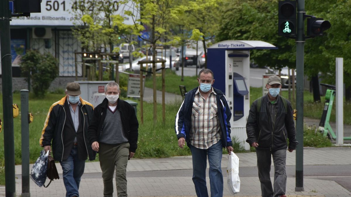 Szczyt zachorowań będzie na przełomie listopada i grudnia - przekazał wiceminister zdrowia Waldemar Kraska 