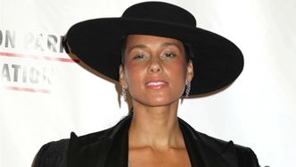 Dawno niewidziana Alicia Keys pręży się w błyszczącym staniku na gali charytatywnej (ZDJĘCIA)