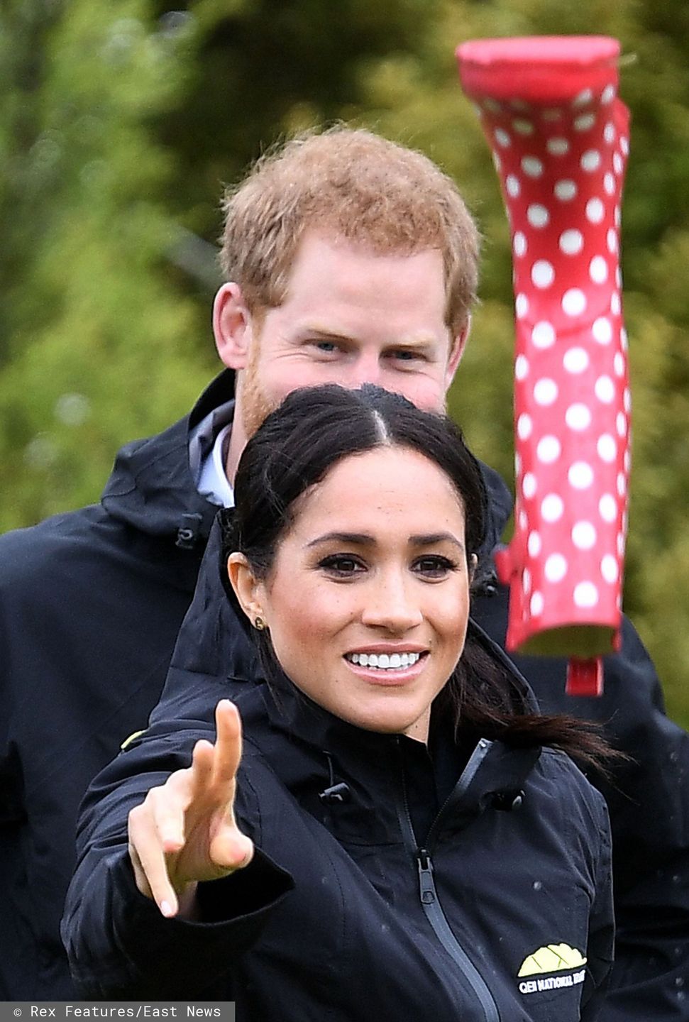 Meghan Markle i książę Harry w otoczeniu zieleni