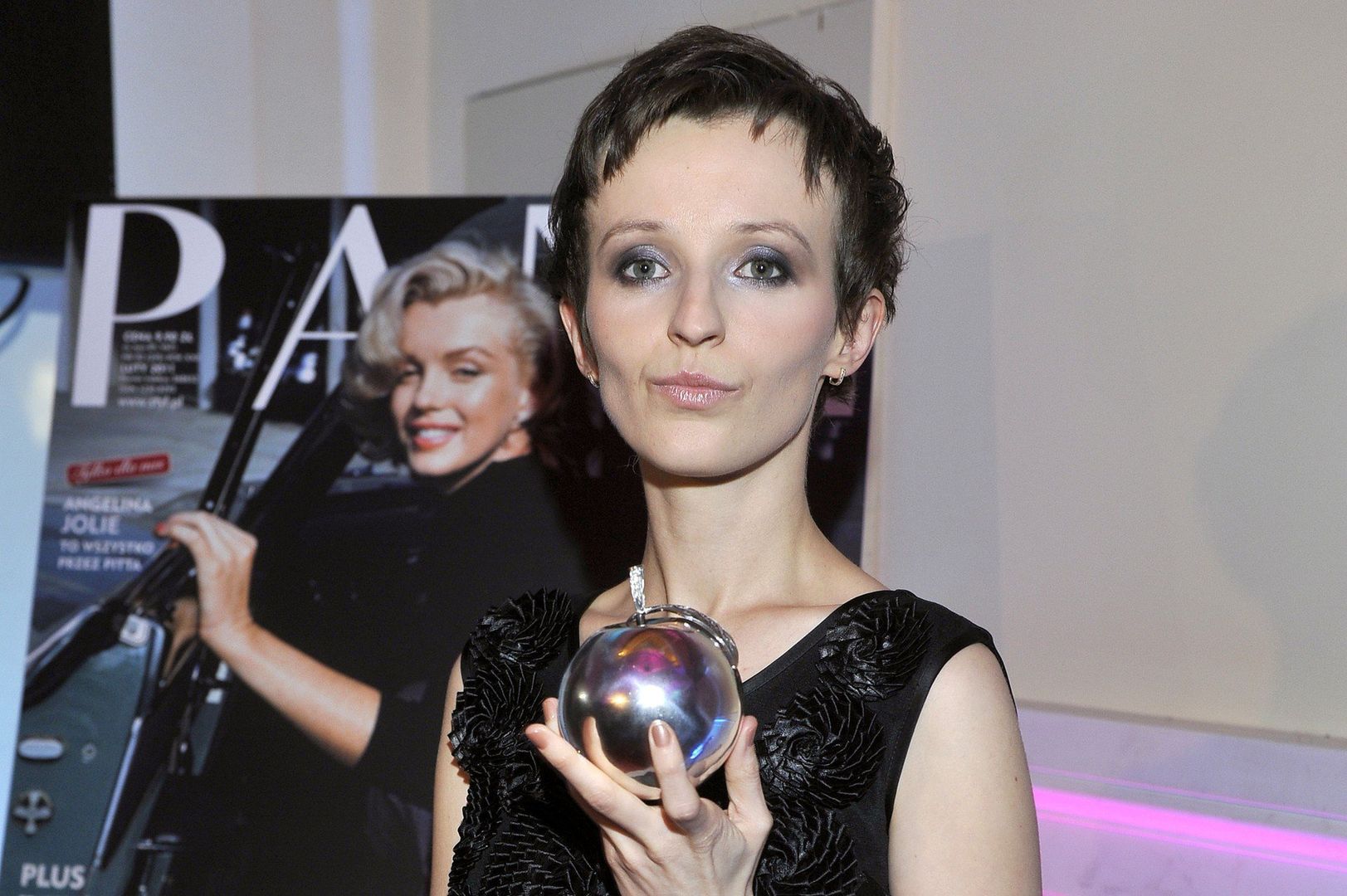 Kamila Łapicka dawniej eksperymentowała też z wyglądem. Platynowy blond i delikatny makijaż zastąpiła bardziej wyrazistym wizerunkiem.