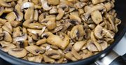 Wrzuć pieczarki na patelnię i zalej tym płynem. Będą smakować jak leśne grzyby