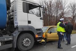 Matiz uderzył w stojącą śmieciarkę. Nie żyje jedna osoba