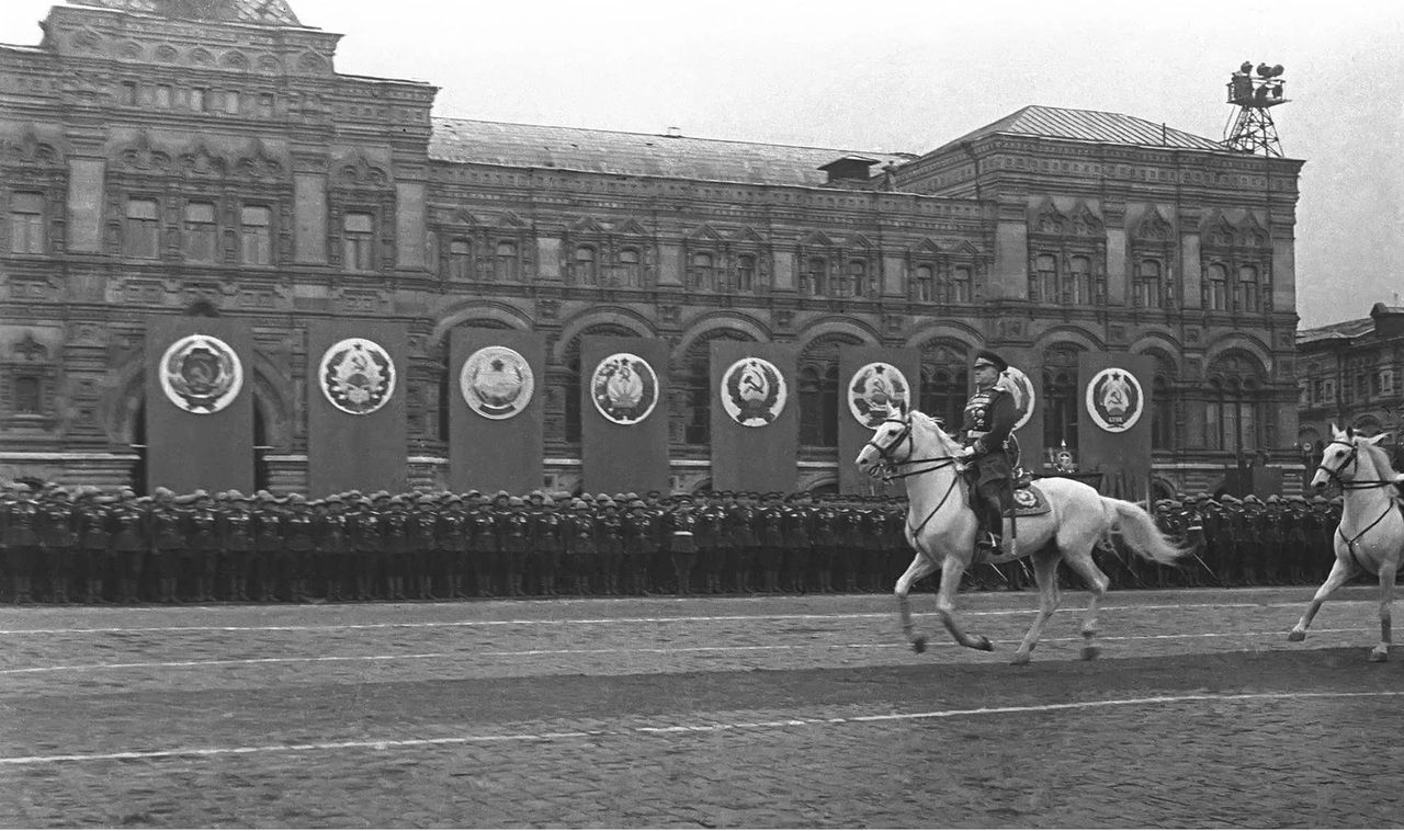 Marszałek Gieorgij Żukow podczas parady zwycięstwa w Moskwie w 1945 r.