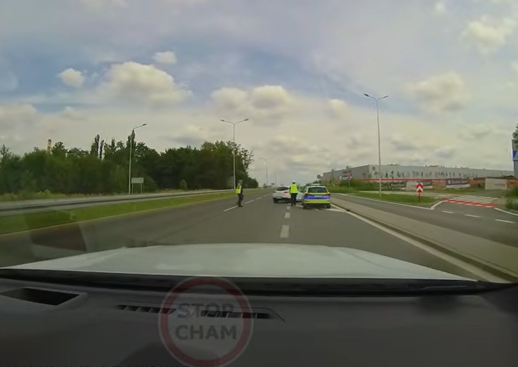 Policja łapała kierowców stojąc na pasie rozbiegowym 
